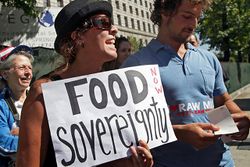 L.A. Raw Milk Protesters (Photo:Associated Press)